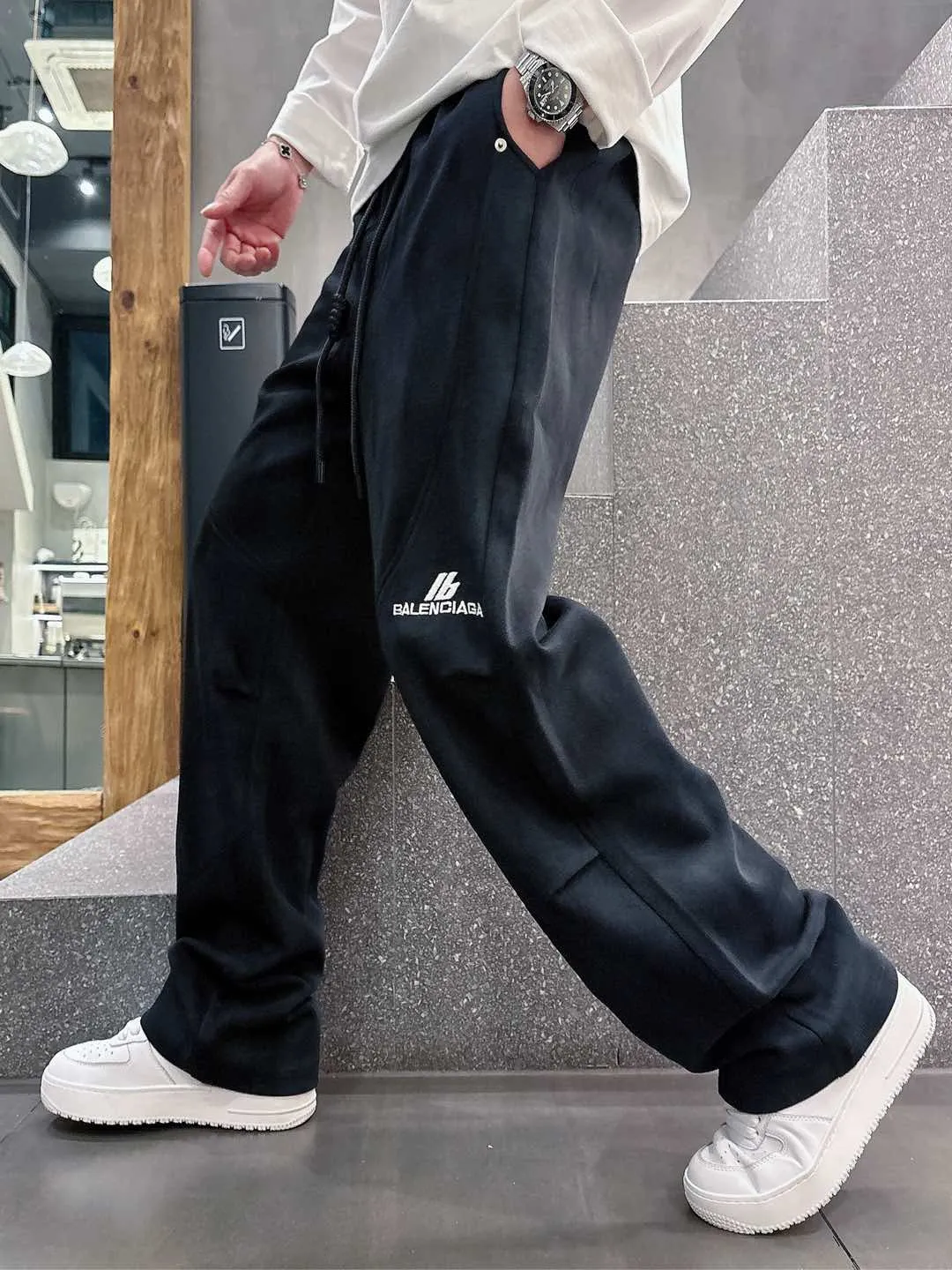 Balenciaga 🆕2026 Autumn and Winter New Arrival Casual Pants! The official website will be released simultaneously. Brand Classic LOGO casual pants, customized fabrics, excellent comfort and strong touch. Highly recognisable, perfect appearance and craftsmanship. Size:M-3XL